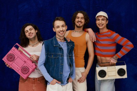 vier freudige schöne stilvolle Homosexuell Männer in lässigen Outfits posieren mit Tonbandgeräten, Stolz Monat