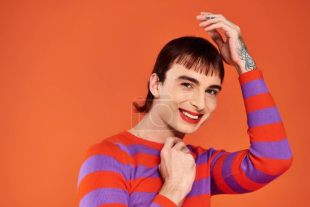 freudig attraktive stilvolle Homosexuell Mann mit lebendigem Make-up in modisch Casual Outfit, Stolz Monat