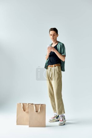 Eine stylische Frau mit Einkaufstaschen posiert vor einem schlichten weißen Hintergrund.