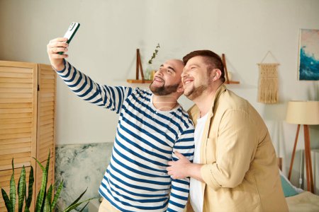 Foto de Dos hombres posan para un selfie en una cálida y acogedora sala de estar. - Imagen libre de derechos