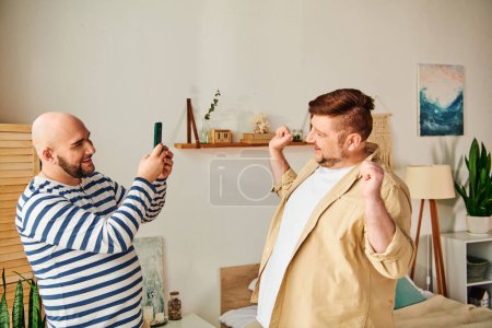 Téléchargez les photos : Deux hommes debout dans un salon confortable. - en image libre de droit