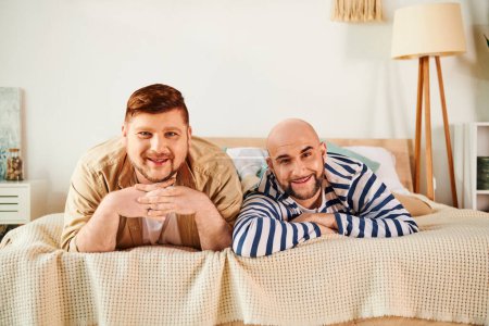 Téléchargez les photos : Un couple gay jouissant d'un moment paisible tout en étant allongé sur un lit. - en image libre de droit