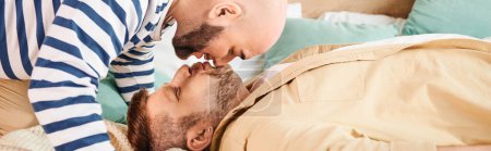 Deux hommes dans un baiser passionné sur un lit.