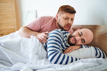 Téléchargez les photos : Un couple d'hommes paisiblement couchés l'un à côté de l'autre au lit. - en image libre de droit