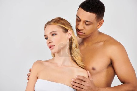 Foto de Un hombre y una mujer abrazándose tiernamente sobre un fondo blanco. - Imagen libre de derechos