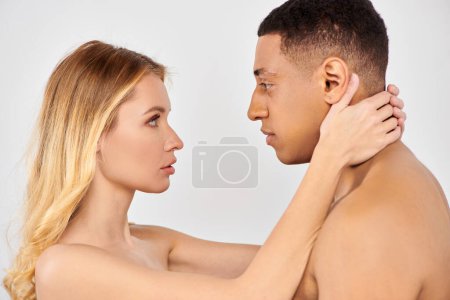 Foto de Un hombre y una mujer tiernamente se tocan el cuello. - Imagen libre de derechos