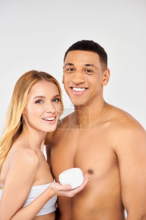 Téléchargez les photos : Un couple branché pose avec amour lors d'une routine de soins de la peau. - en image libre de droit