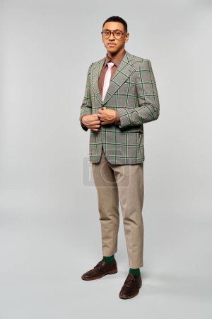 Téléchargez les photos : Un homme en blazer vert et pantalon vert pose avec confiance. - en image libre de droit