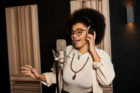 Eine junge Frau singt leidenschaftlich in ein Mikrofon, umgeben von Musikanlagen in einem Tonstudio während einer Bandprobe.