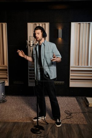 Ein Mann trägt während einer Musikband-Probe in einem geschäftigen Tonstudio leidenschaftlich einen Song ins Mikrofon.