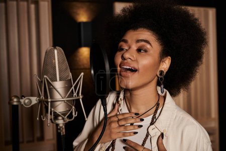 Une femme talentueuse met tout son c?ur à chanter dans un studio d'enregistrement lors d'une répétition d'un groupe de musique.