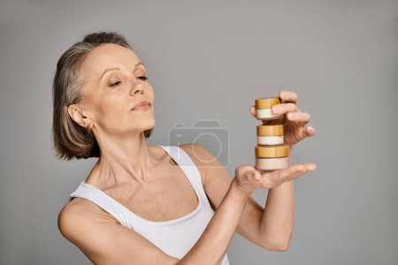Eine reife Frau in bequemer Kleidung hält anmutig eine Flasche Sahne in der Hand.