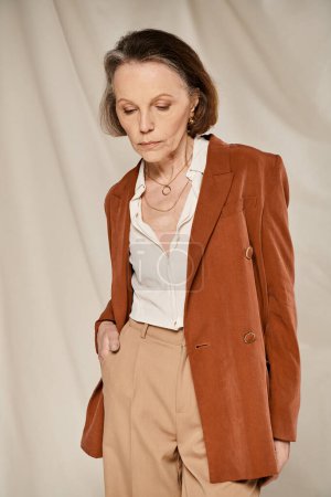 Stilvolle Seniorin in Freizeitkleidung, die Anmut und Vitalität zur Schau stellt.