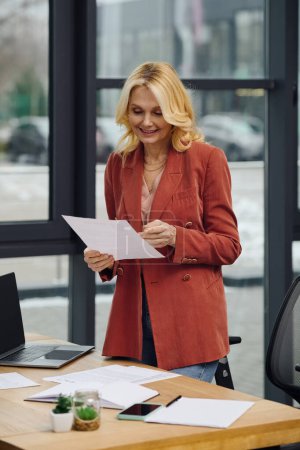 Une femme se tient devant un bureau parsemé de papiers, profondément dans la pensée.
