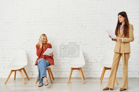 Dos mujeres conversando sentadas en sillas.