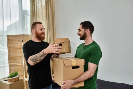 Couple gay amoureux, tenant des boîtes en carton, emménageant dans une nouvelle maison, commençant une nouvelle vie ensemble