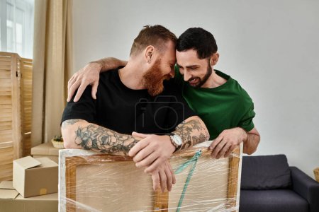 Una pareja gay enamorada se abraza en una acogedora sala de estar llena de cajas móviles, simbolizando un nuevo capítulo en sus vidas.
