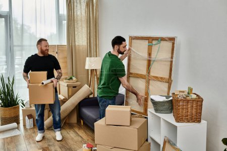 Zwei Männer, ein schwules Paar, arrangieren Umzugskartons in einem Wohnzimmer, während sie ein neues Kapitel in ihrem Leben beginnen.