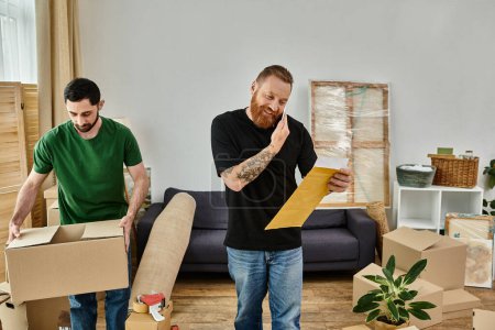Téléchargez les photos : A gay couple unpacking boxes in their cozy living room, starting a new chapter in their lives together surrounded by love. - en image libre de droit
