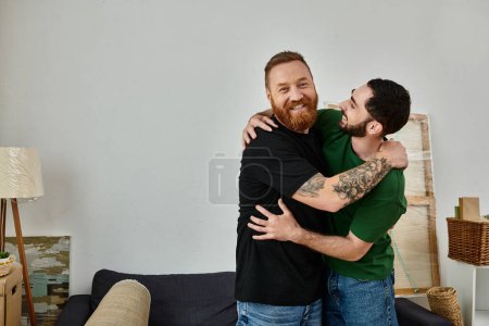 Foto de Dos hombres se abrazan en la sala de estar, celebrando el comienzo de una nueva vida juntos. - Imagen libre de derechos