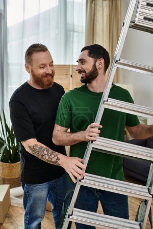 Un couple gay, uni dans l'amour, se tient ensemble près d'une échelle, s'embarquant dans un nouveau départ dans leur nouvelle maison.