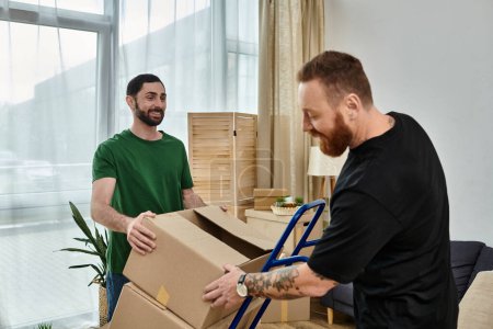 Una pareja gay enamorada desempacando cajas en su nuevo hogar, simbolizando la reubicación y los nuevos comienzos.
