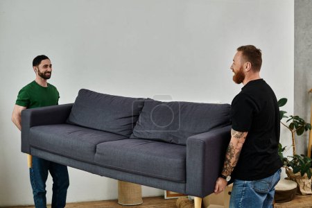 Ein Mann mit einer eleganten grauen Couch in einem neuen Zuhause, der ein neues Kapitel im Leben aufschlägt.