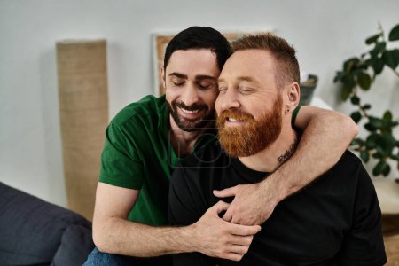 Téléchargez les photos : An affectionate moment between two men embracing in a living room filled with moving boxes, symbolizing a fresh start in their new home. - en image libre de droit