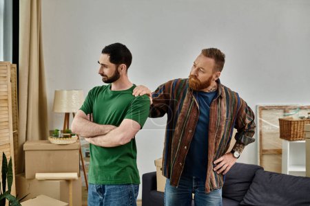 Foto de Una pareja gay teniendo desacuerdos y malentendidos mientras están en su nueva sala de estar - Imagen libre de derechos