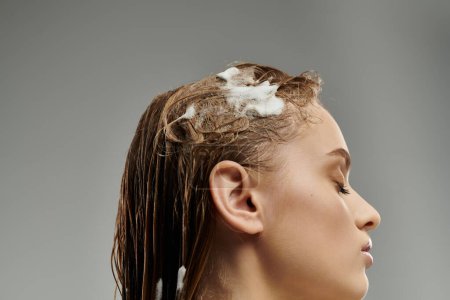 Una mujer joven después de cuidar su cabello mojado.