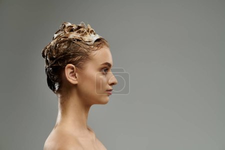 Foto de Mujer bonita aplicando producto de cuidado del cabello y lavado de cabello. - Imagen libre de derechos