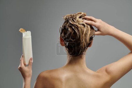 Foto de Mujer sosteniendo un tubo de champú. - Imagen libre de derechos