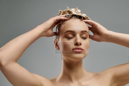 Una joven mujer muestra con confianza su rutina de cuidado del cabello con el pelo mojado, mostrando un momento transformador.
