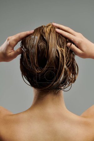 Téléchargez les photos : Femme sophistiquée se lavant les cheveux. - en image libre de droit
