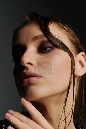 Téléchargez les photos : Close up of a woman looking away, wet hair. - en image libre de droit