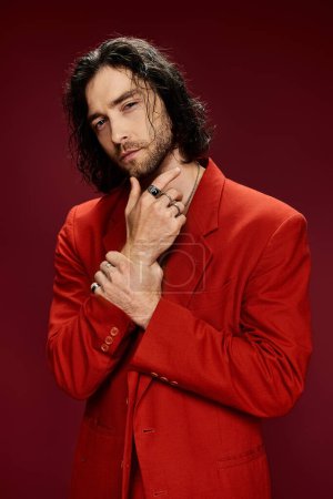 Foto de Un hombre guapo en traje rojo, con clase y confianza, posando en un estudio. - Imagen libre de derechos