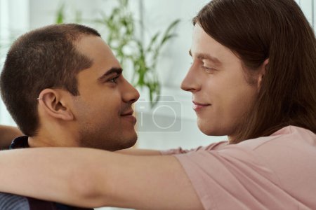 Un couple gay en vêtements décontractés partageant une étreinte sincère, cocooné dans un câlin chaleureux et aimant.