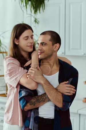 Foto de Couple in a cozy kitchen, embodying love and connection in their intimate moment. - Imagen libre de derechos