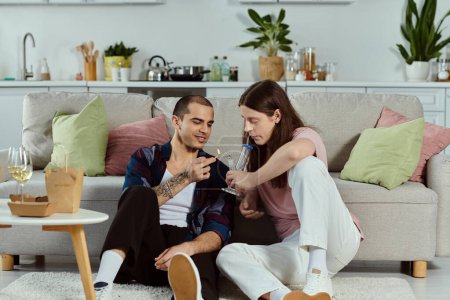 Un hombre y una mujer, una pareja gay, acurrucados en un sofá acogedor en ropa casual, disfrutando de un momento de unión.