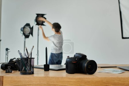 caméra sur un bureau, capturant l'essence de la créativité dans un cadre moderne.