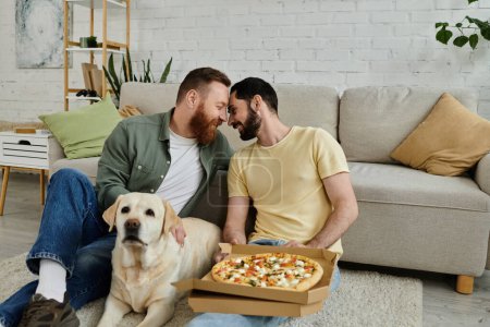 Deux hommes gays barbus partagent une pizza avec leur fidèle Labrador dans un cadre confortable salon.