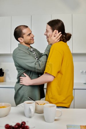 Ein junges schwules Paar teilt einen zarten Moment in seiner modernen Küche, genießt das Frühstück und die Gesellschaft der anderen.