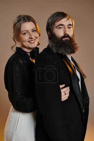 Ein Paar in eleganter Kleidung posiert für ein Porträt.