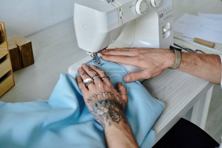 Un joven cose meticulosamente una prenda en su máquina de coser, demostrando su compromiso con la sostenibilidad y restaurando la ropa vieja.