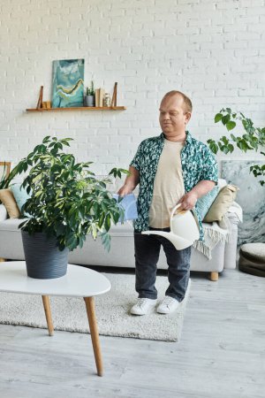 Ein Mann mit Inklusivität gießt eine Topfpflanze in einem hellen, modernen Wohnzimmer.