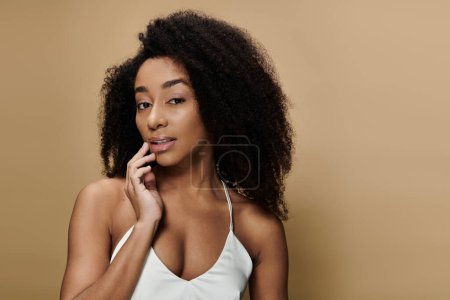 Porträt einer schönen Afroamerikanerin mit natürlichem Make-up, die in die Kamera blickt.