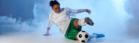 Una atleta femenina en jersey blanco y pantalones cortos verdes juega fútbol con enfoque.