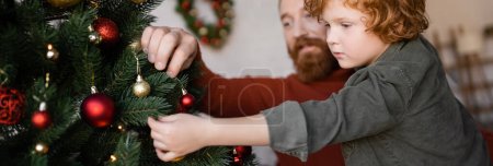 Téléchargez les photos : Rousse enfant décoration arbre de Noël près brouillé père barbu, bannière - en image libre de droit