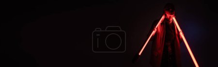 Téléchargez les photos : Femme en veste en cuir tenant des lampes au néon brillant sur fond violet et noir, bannière - en image libre de droit