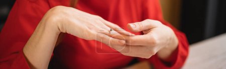 Téléchargez les photos : Vue recadrée de la jeune mariée avec bague de fiançailles sur le doigt, bannière - en image libre de droit